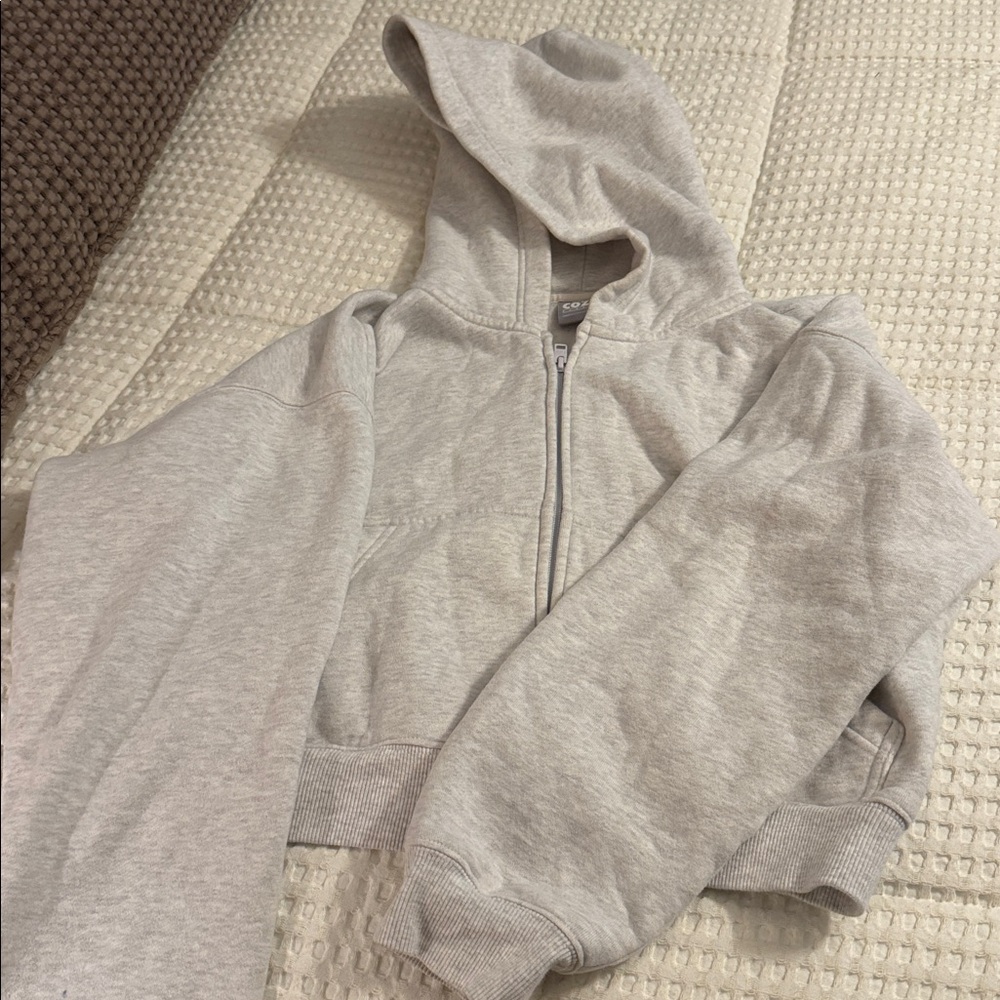 Aritzia Lot, TNA Cozy Fleece in Light Gray M and cotton bike shorts